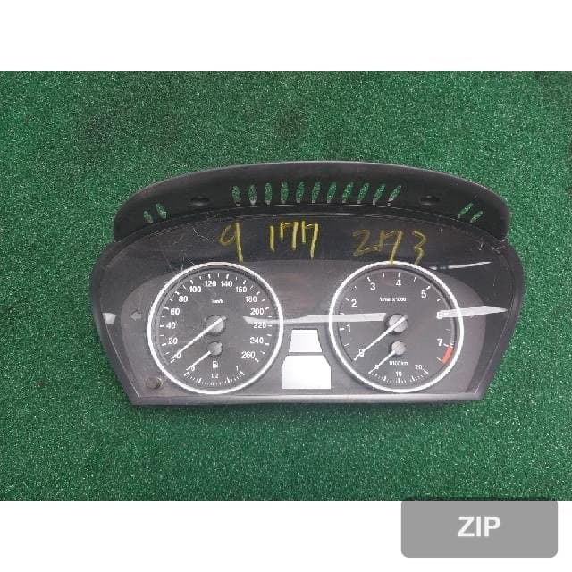 BMW 520i sedan 2008 — приборная панель
