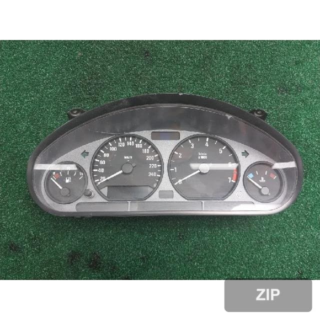 BMW 323i 2000 — панель приборов