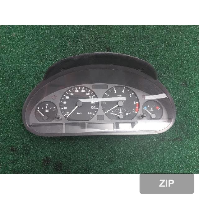 BMW 318i 2001 — панель приборов