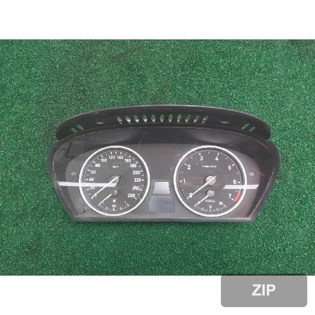 BMW 525i sedan 2005 — панель приборов