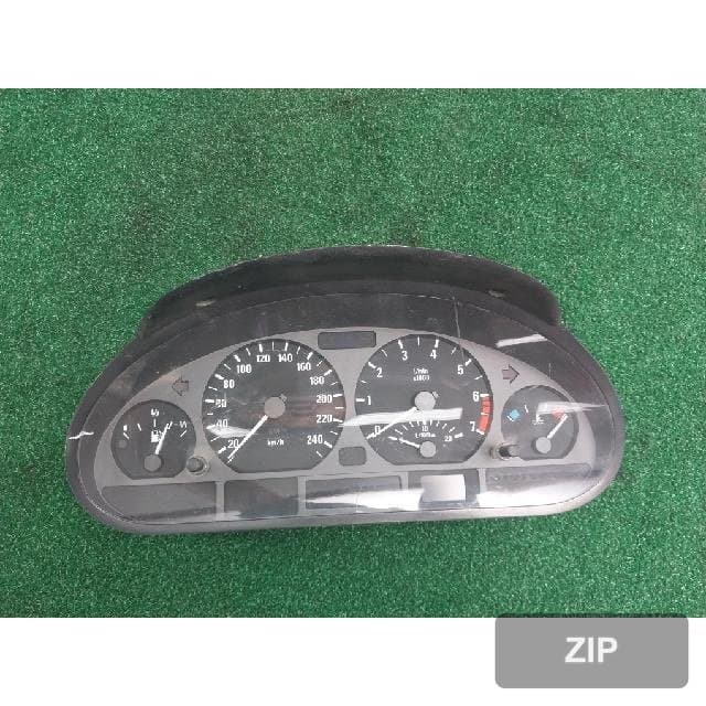 BMW 323 iA 2000 — панель приборов