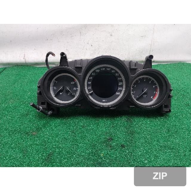 Mercedes-Benz C200 2012 — панель приборов A2049001708