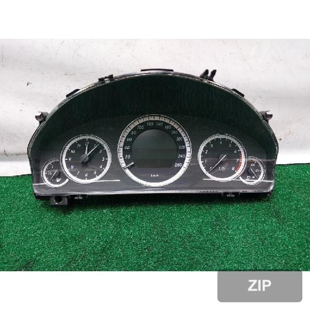 Mercedes-Benz E300 Avantgarde 2010 — панель приборов A212 900 73 03