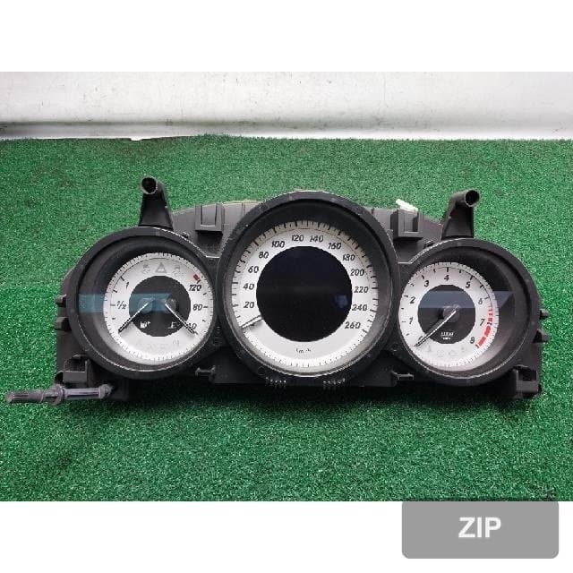 Mercedes-Benz C200 2012 — панель приборов A204 900 35 08