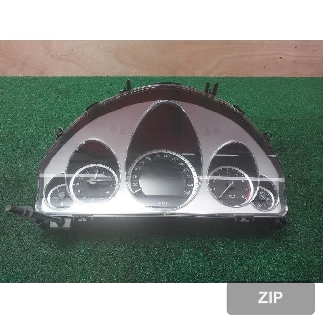 Mercedes-Benz E200 Coupe 2011 — панель приборов A212 900 36 10