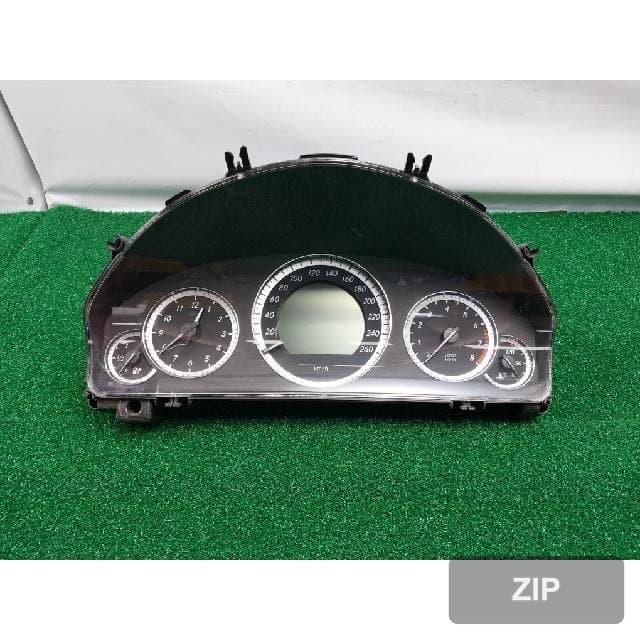 Mercedes-Benz E300 4MATIC Avantgarde 2011 — приборная панель A212 900 3310