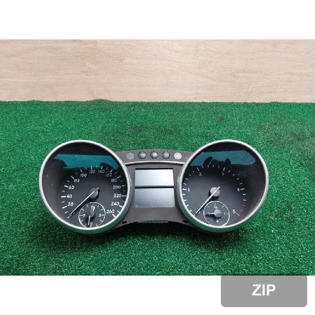 Mercedes-Benz 300 CDI 2010 — панель приборов A164 900 79 00