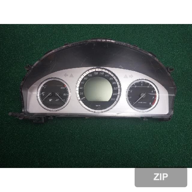 Mercedes-Benz C200 2009 — панель приборов A204 540 9148