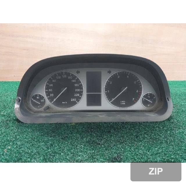 Mercedes-Benz B200 2010 — приборная панель A 169 440 04 11