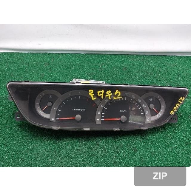 KG모빌리티 (쌍용) Rodius 11-местный 4WD RD400 2004 — панель приборов 8020021000