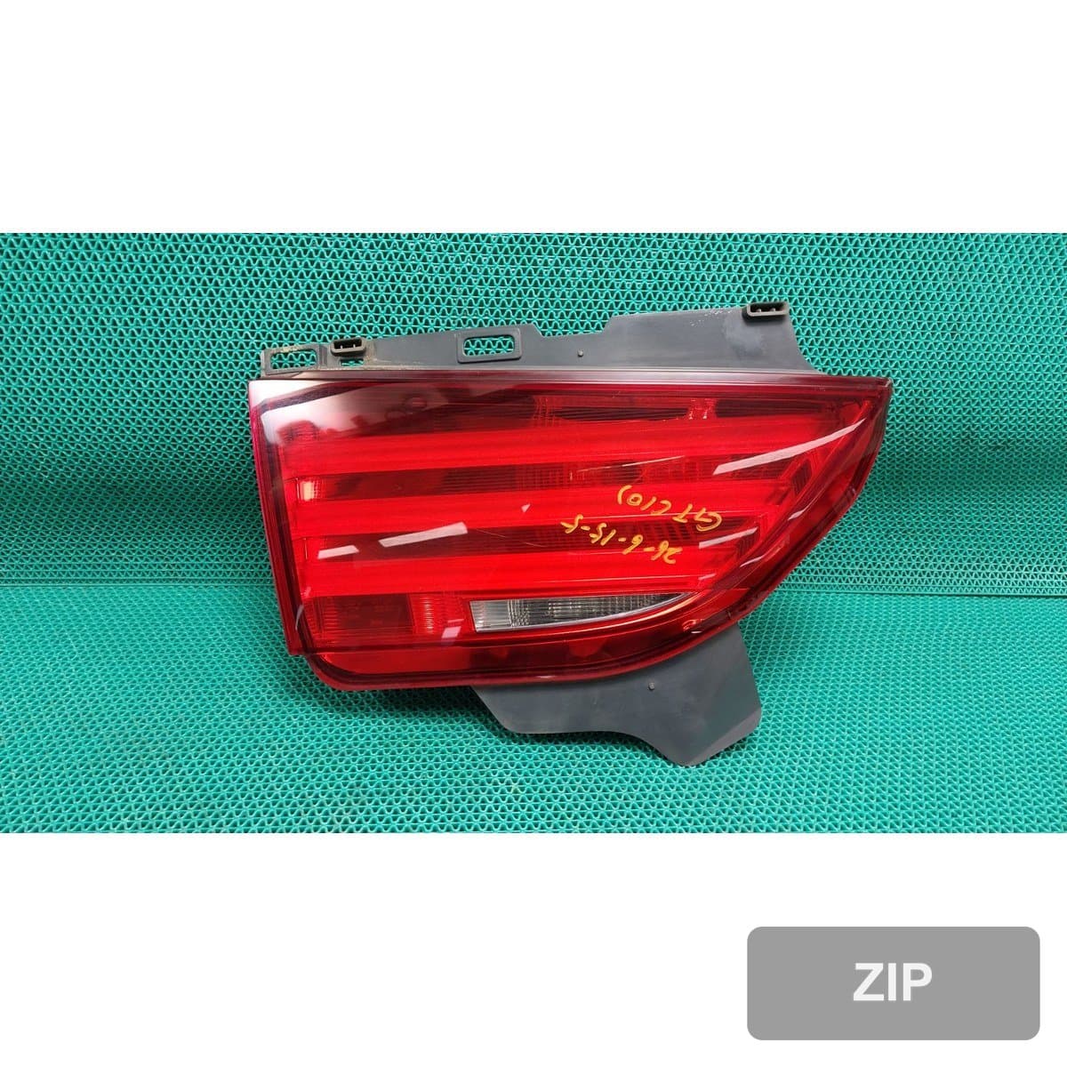 BMW 535i 2010 — накладка крышки багажника левая с фонарём подсветки номера 7199637