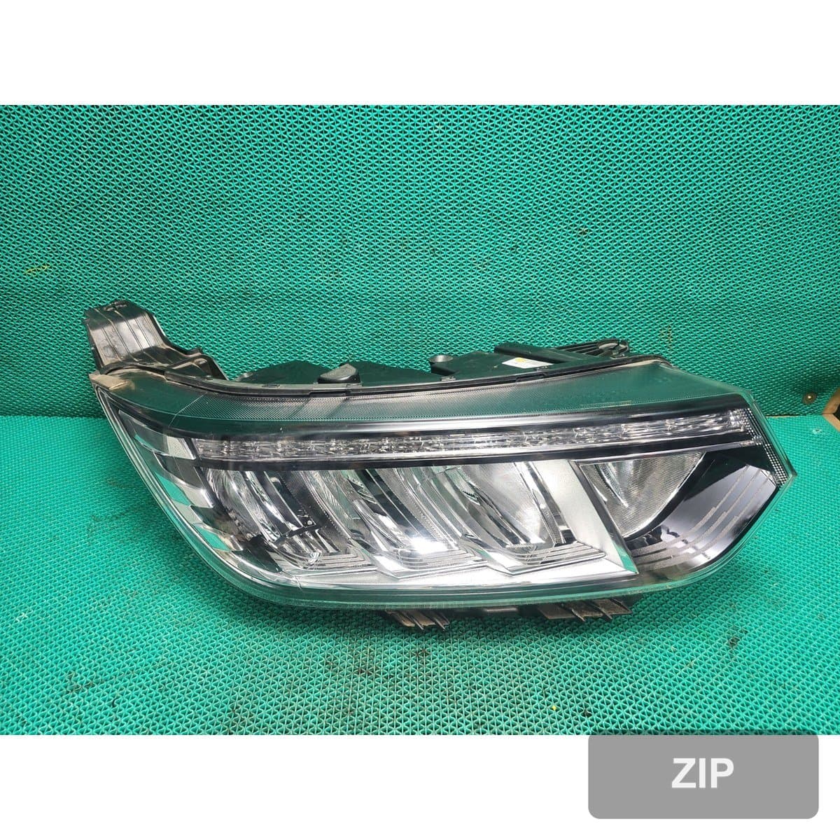 KG Mobility (Ssangyong) Tivoli New 2020 — фара правая