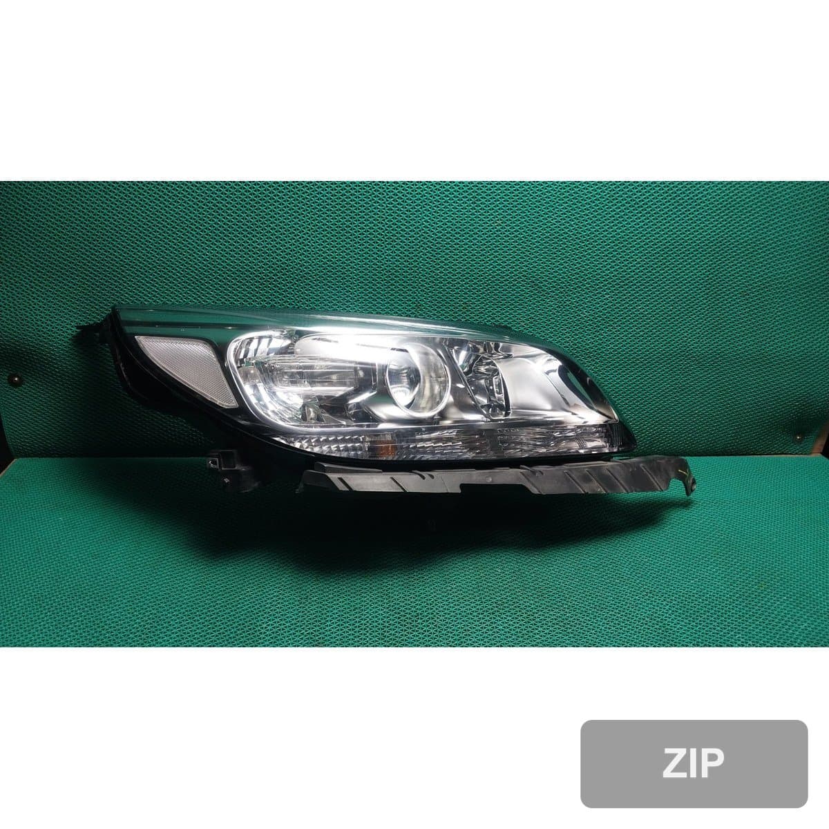 Chevrolet Malibu 2011 — фара правая (ксенон) 20809852