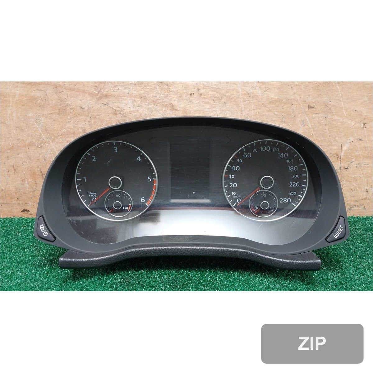 Volkswagen Passat 2.0 TDI 2013 — приборная панель 561920870C