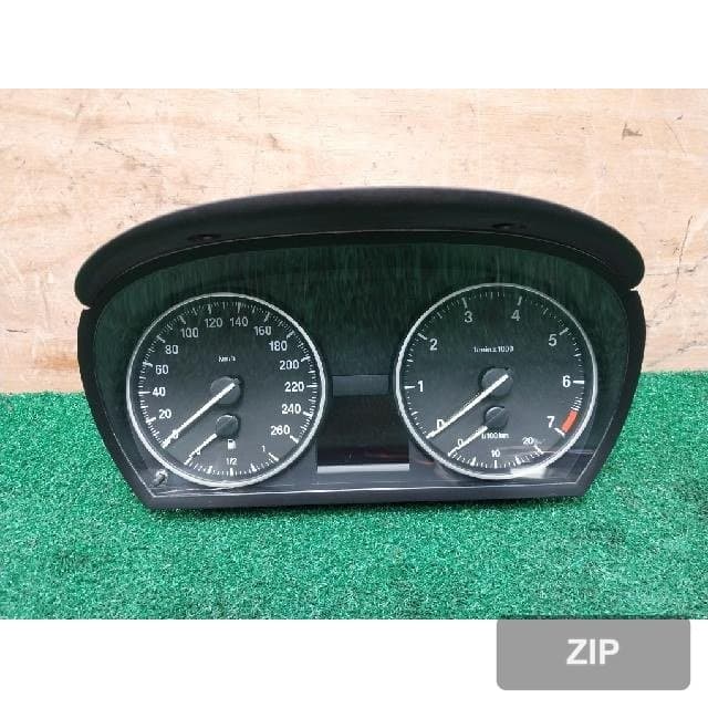 BMW 320i sedan 2009 — приборная панель 918705201