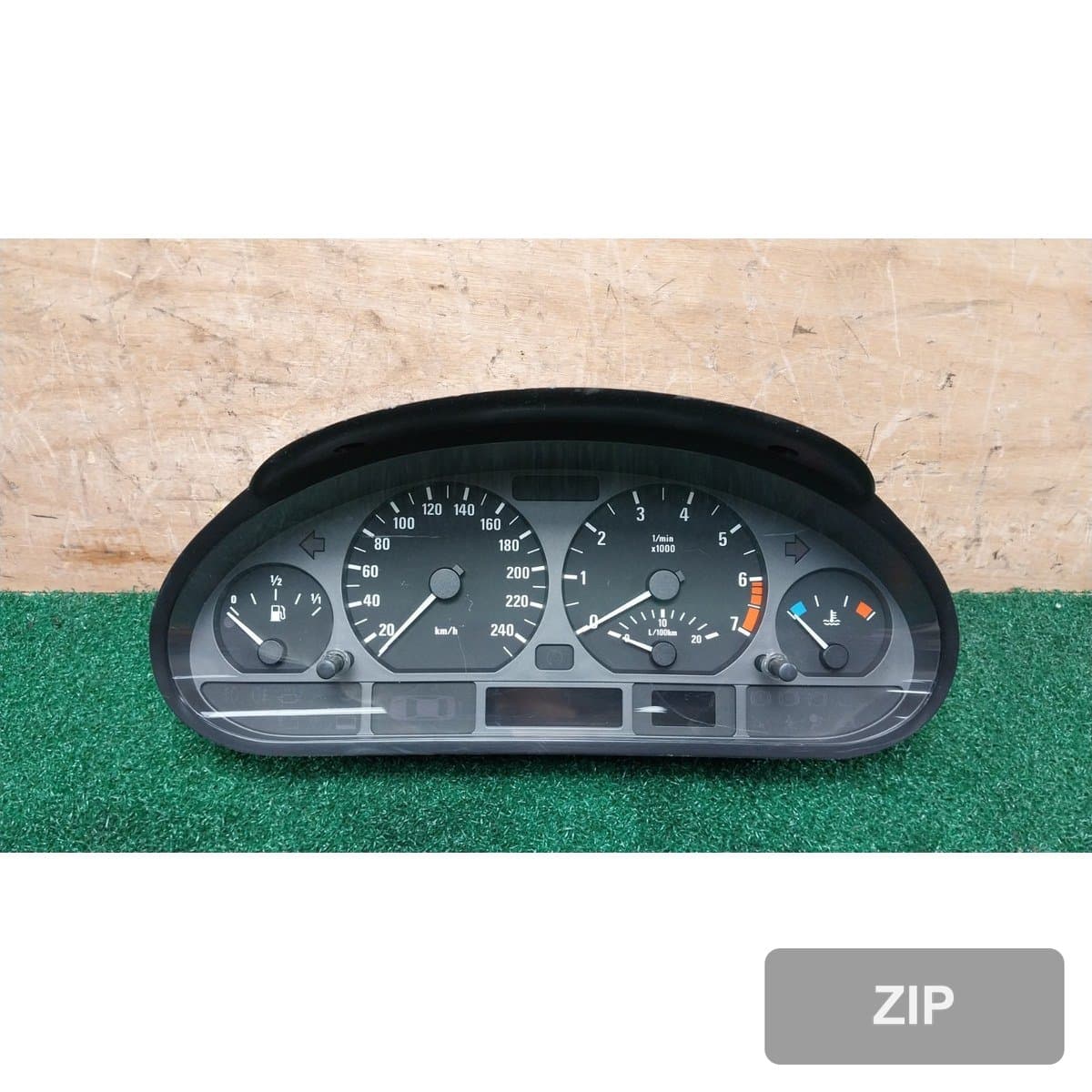 BMW 325i 2001 — панель приборов 6906889