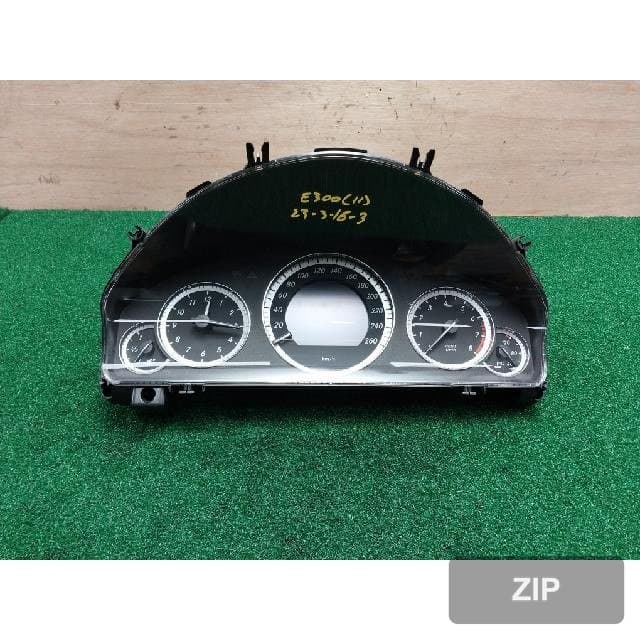 Mercedes-Benz E300 Avantgarde 2011 — панель приборов A2129003310