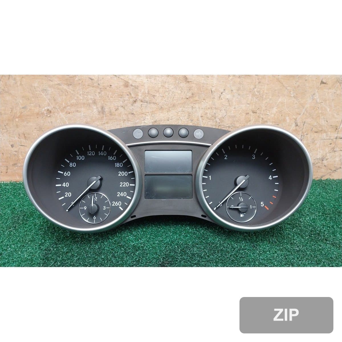 Mercedes-Benz 300 CDI 2010 — панель приборов A1649007900