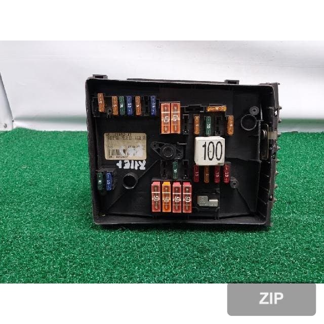 Блок предохранителей салонный