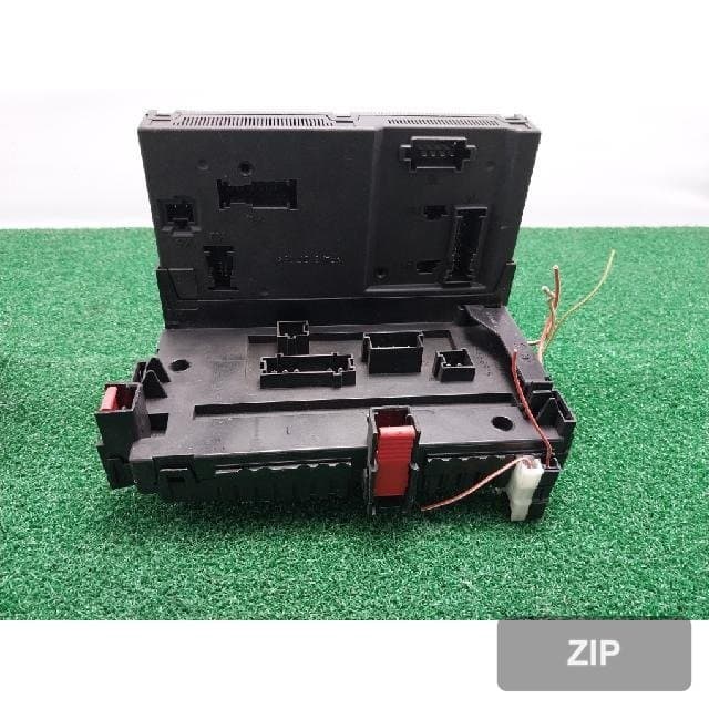 Блок предохранителей салонный