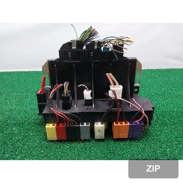 Блок предохранителей салонный