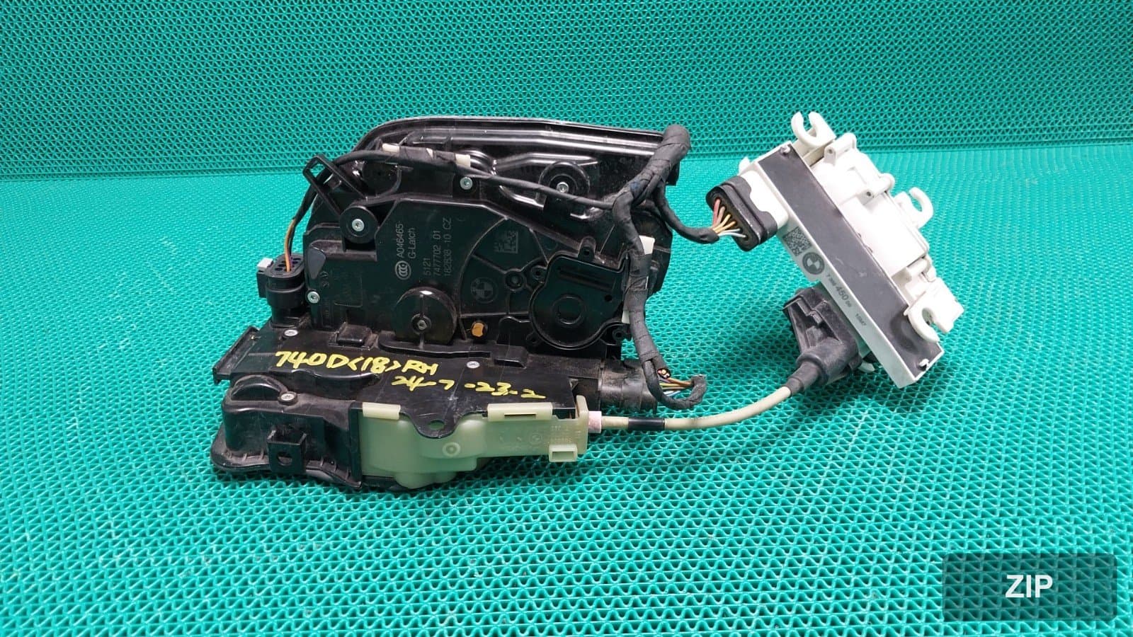 Замок крышки багажника