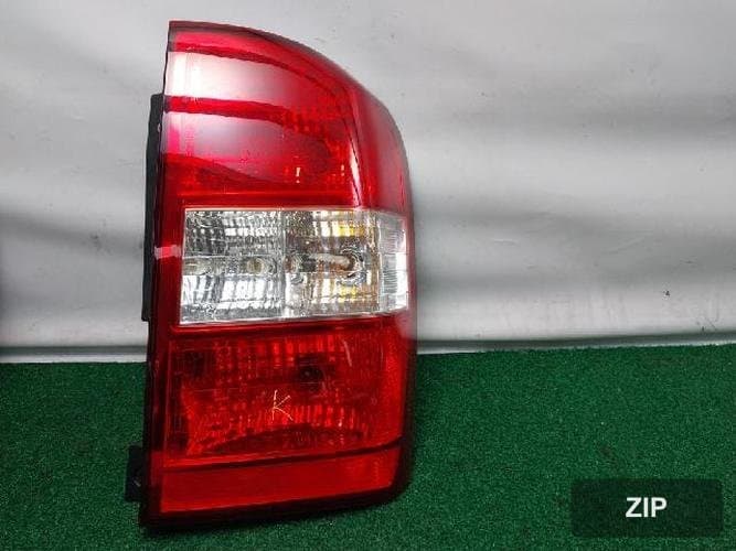 Kia Carnival 2007 — фонарь задний комбинированный правый (92402-4D1)