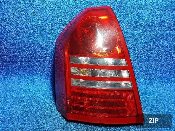 Chrysler 300 2006 — задний фонарь левый наружный