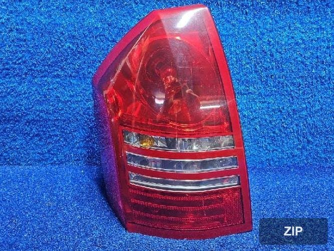 Chrysler 300 2007 — фонарь задний левый наружный