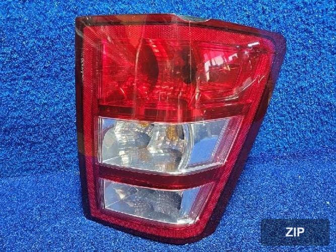 Jeep Grand Cherokee 2008 — задний фонарь правый (наружный) 55156720AH