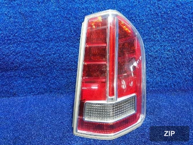 Chrysler 300 2012 — фонарь задний правый наружный 68154610AB