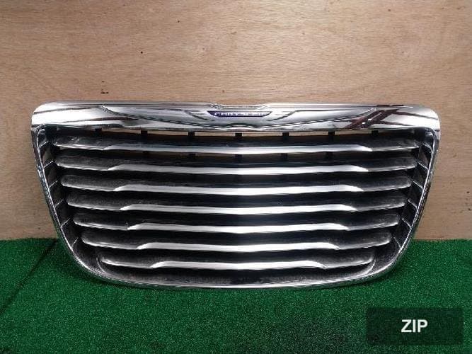 Chrysler 300 2013 — решетка радиатора 68146909AA
