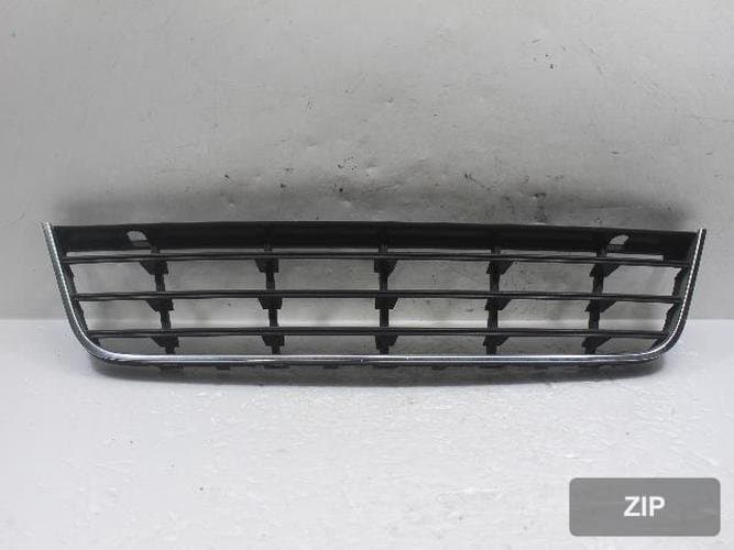 Volkswagen Passat 2010 — решетка радиатора нижняя