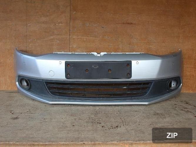 Volkswagen Jetta 2011 — передний бампер