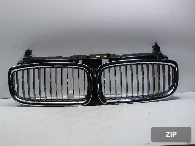 BMW 7 Series 2002 — радиаторная решетка 51137037727