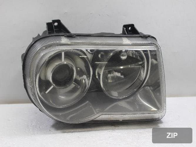 Chrysler 300 2010 — фара правая HID