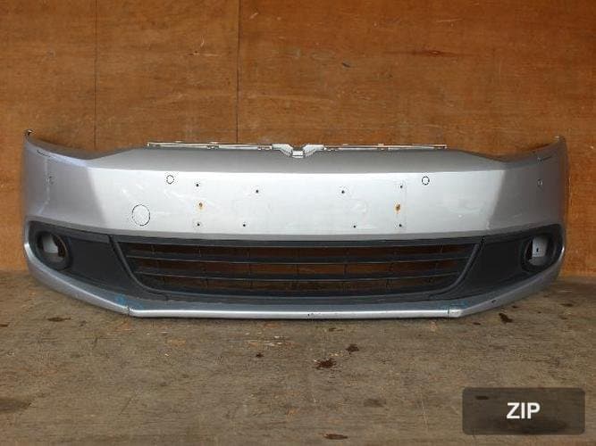 Volkswagen Jetta 2011 — передний бампер 5C6807221B