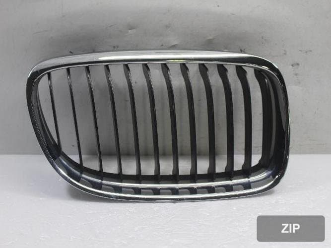 BMW 3 Series 2009 — решётка радиатора правая 51137201968