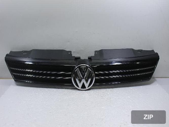 Volkswagen Jetta 2011 — решетка радиатора правая 5C6853653
