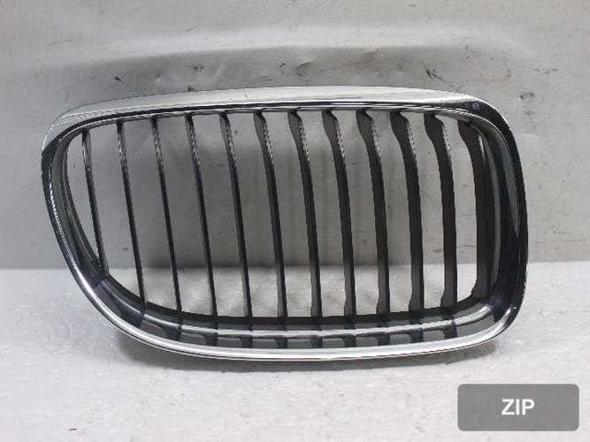 BMW 3 Series 2011 — решетка радиатора правая 51137201968