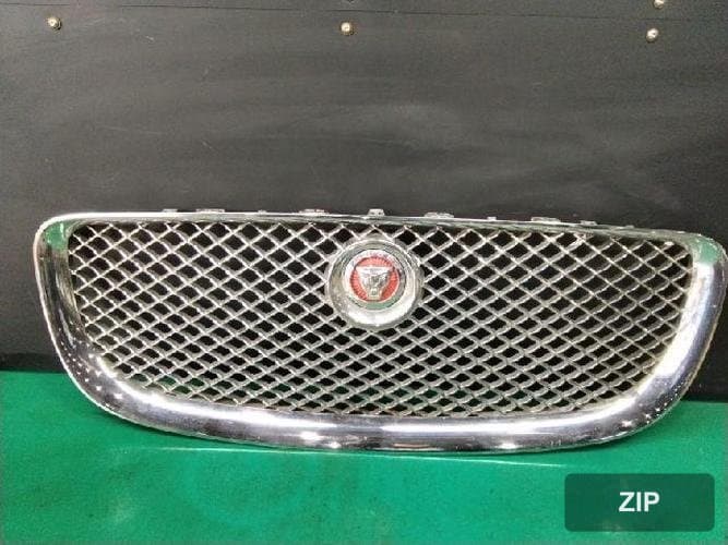 Jaguar XJ 2014 — решетка радиатора AW93-018K28-AA