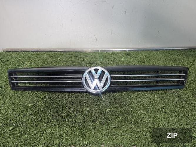 Volkswagen Jetta 2012 — решётка радиатора 1