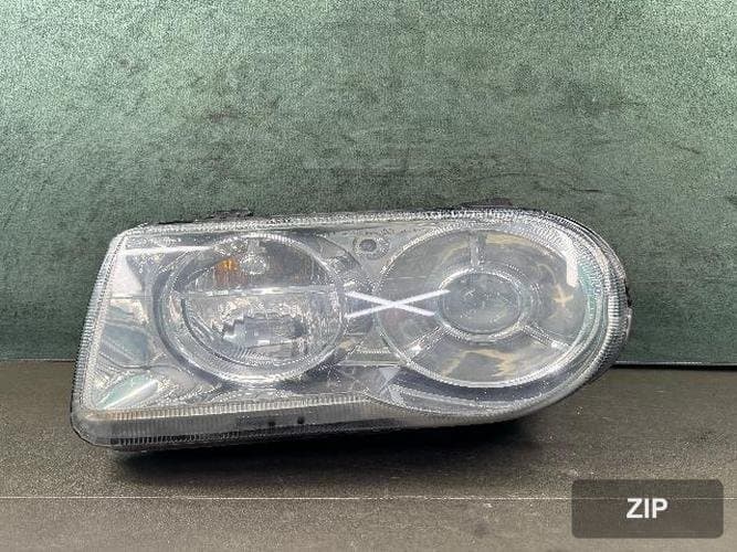 Chrysler 300 2010 — фара левая HID 04805761AJ