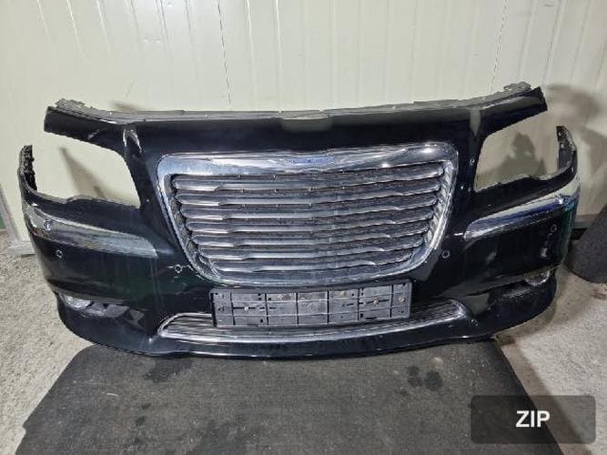 Chrysler 300 2013 — передний бампер