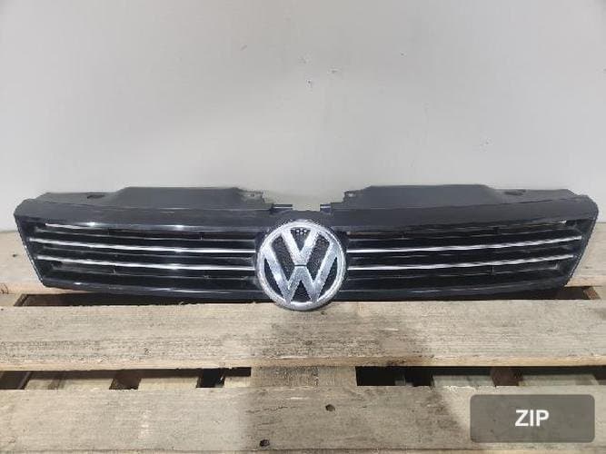 Volkswagen Jetta 2014 — решётка радиатора 5C6853653