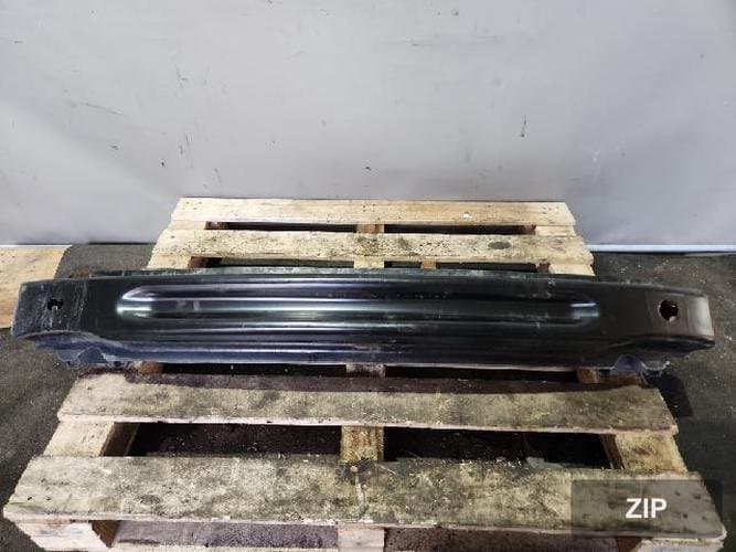 Volkswagen Passat 2012 — направляющая переднего бампера 561 807 305