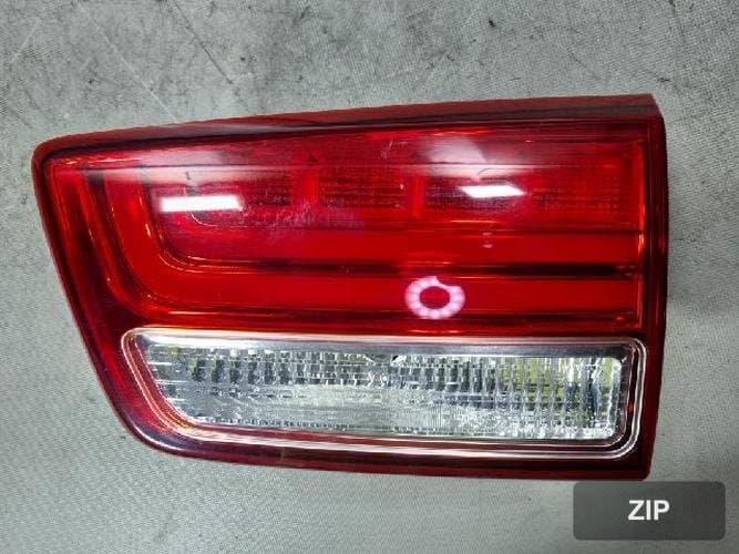 Kia Carnival 2015 — белый отделочный элемент крышки багажника 92406A9110