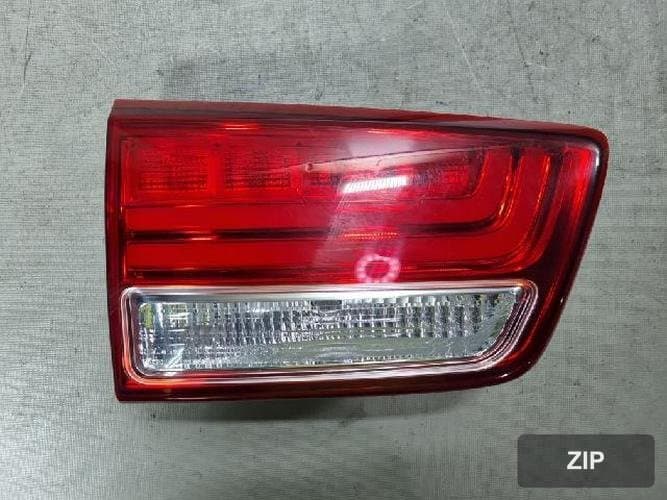 Kia Carnival 2015 — накладка двери багажника левая 92405A9110