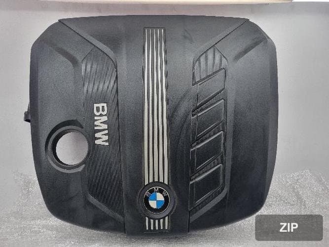 BMW 5 Series 2012 — крышка двигателя 1
