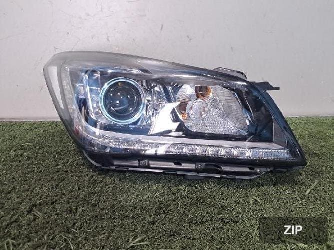Hyundai Genesis 2011 — фара головного света правая HID